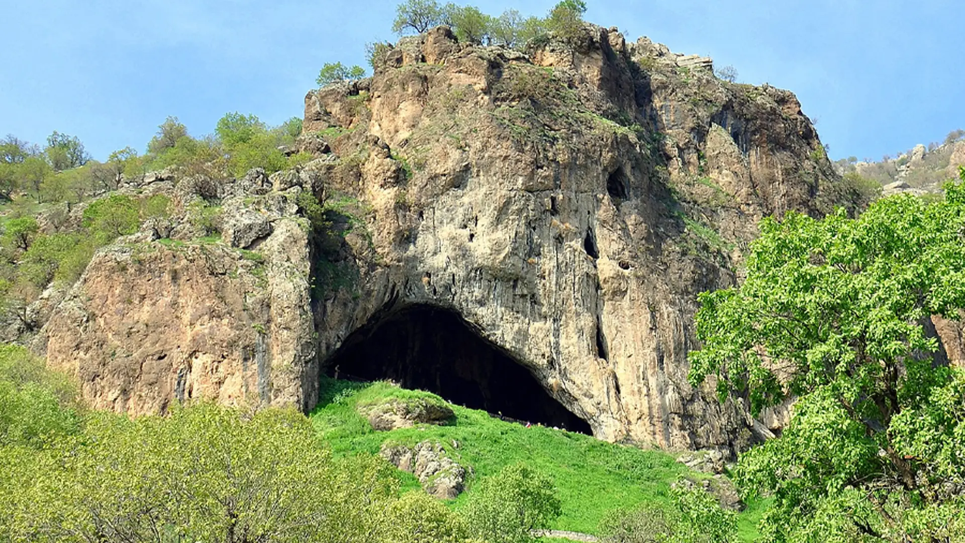 وێنە: ئەشکەوتی شوێنەواری شانیدار دەکەوێتە ناحیەی مێرگەسۆر و لە ژێر ئیدارەی سەربەخۆی سۆراندایە. لە کوردستان